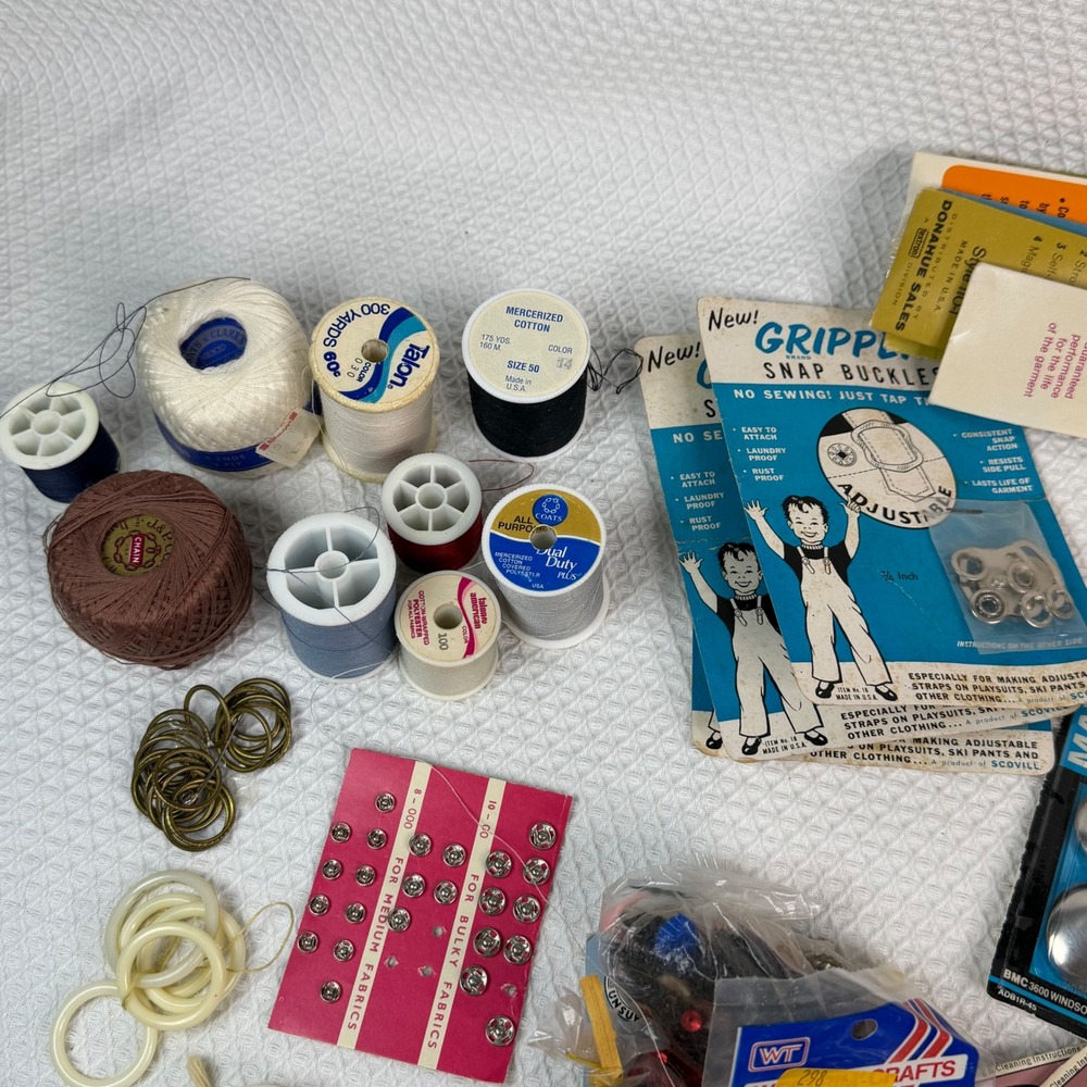 Vintage Sewing Notions Lot Wrights Rick Rack Talon Zippers Needles Buttons Bulk - Picture 9 of 10